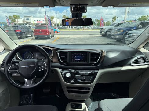 Used 2018 Chrysler Pacifica LX image 9