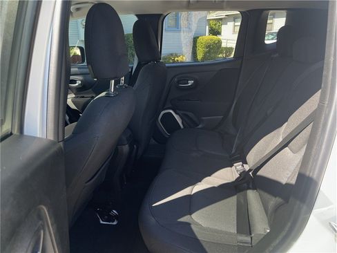 Used 2017 Jeep Renegade Latitude FWD image 12