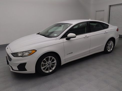 Used 2019 Ford Fusion SE image 2
