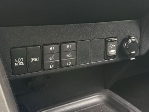 Used 2018 Toyota RAV4 XLE AWD/4WD image 21