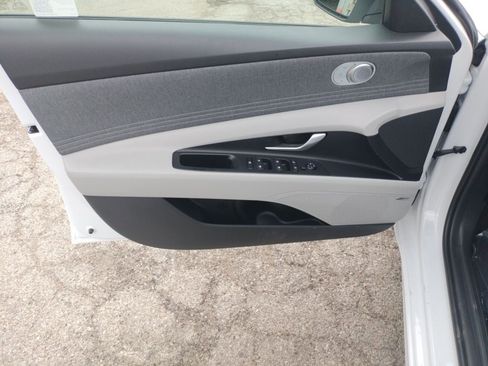 Used 2025 Hyundai Elantra Limited FWD image 29