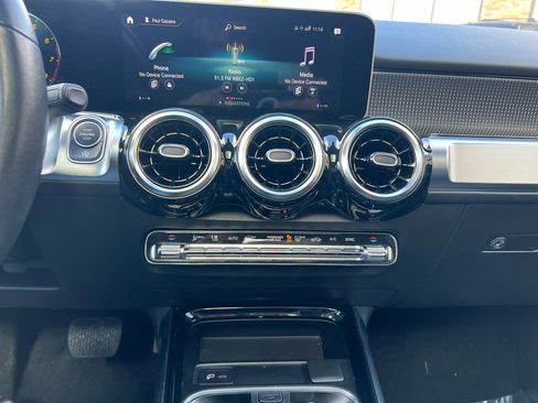 Used 2020 Mercedes-Benz GLB 250 4MATIC w/ Premium Package image 39