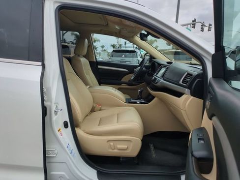 Used 2017 Toyota Highlander XLE w/ Carpet Mat Package AWD/4WD image 31