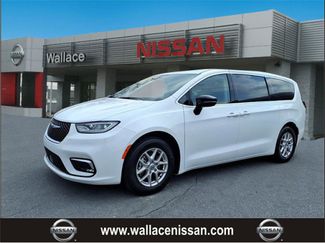 Used 2024 Chrysler Pacifica Touring-L video 1