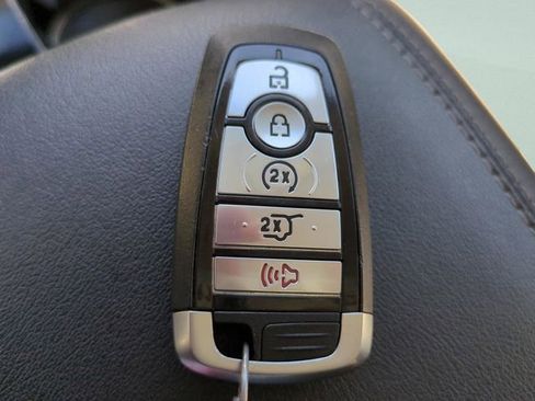 Used 2020 Ford Edge Titanium image 28