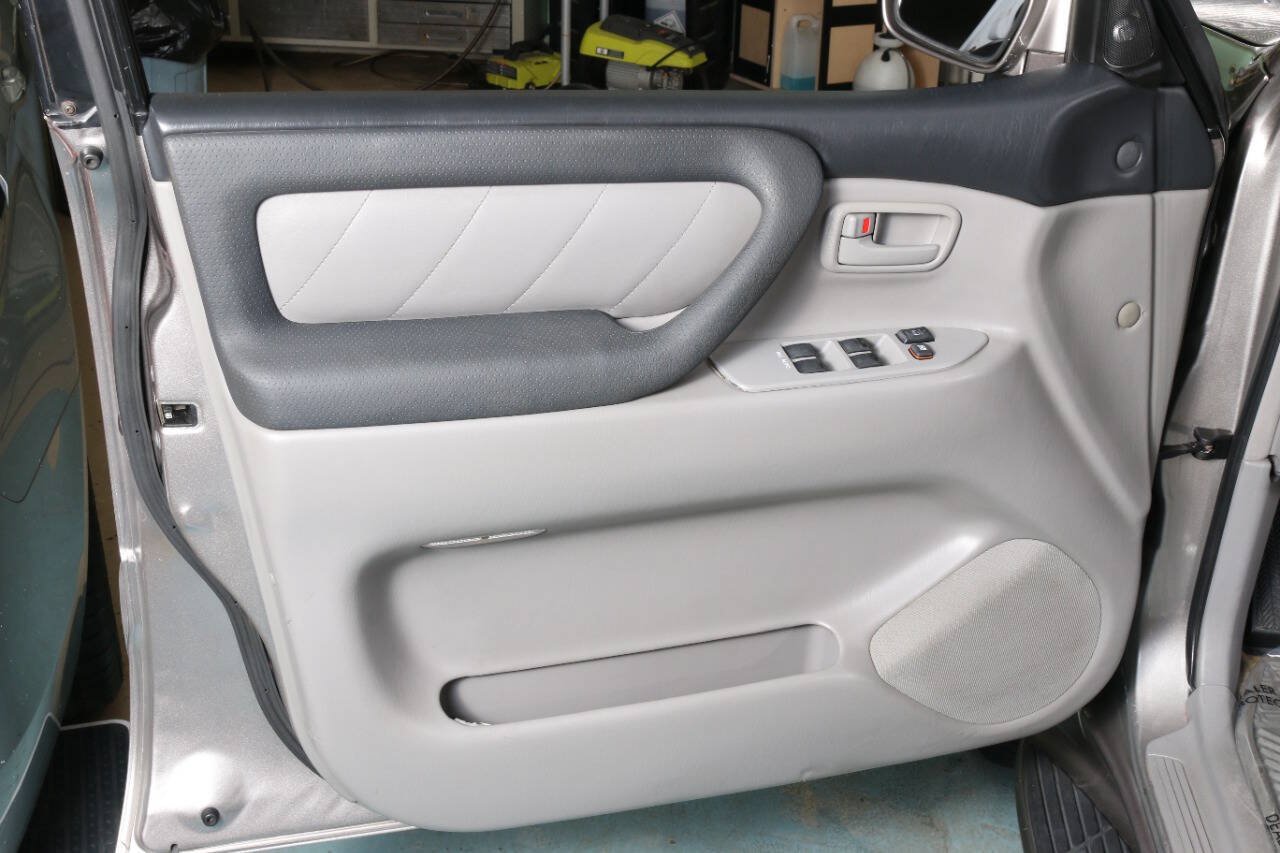 Used 2004 Toyota Land Cruiser AWD/4WD image 36