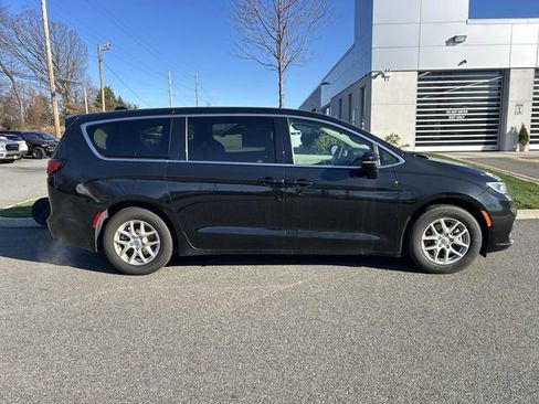 Used 2024 Chrysler Pacifica Touring-L image 9