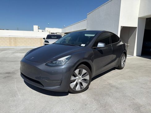 Used 2023 Tesla Model Y Long Range AWD/4WD image 3