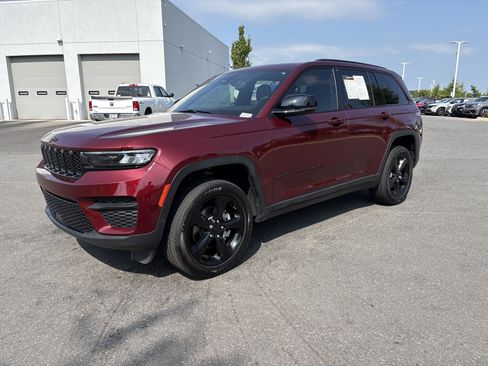 Used 2023 Jeep Grand Cherokee Altitude RWD image 5