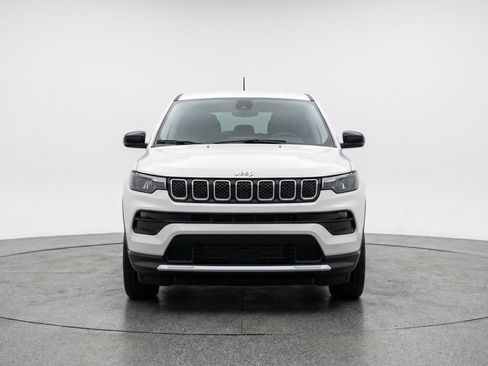 Used 2025 Jeep Compass Latitude AWD/4WD image 2