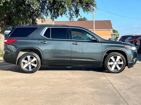 Used 2019 Chevrolet Traverse LT w/ LT Premium Package FWD image 2