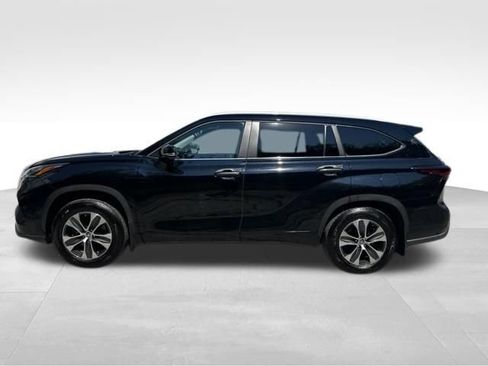 Used 2024 Toyota Highlander XLE AWD/4WD image 2