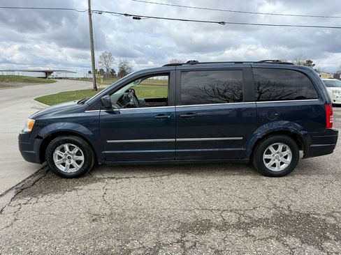 Used 2009 Chrysler Town & Country Touring FWD image 8