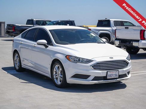 Used 2018 Ford Fusion SE w/ Fusion SE Technology Package FWD image 3