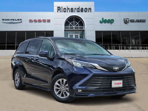 Used 2026 Toyota Sienna XLE FWD image 1
