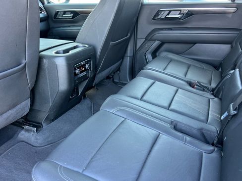 Used 2025 Chevrolet Suburban Z71 AWD/4WD image 15
