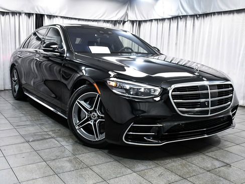 Used 2022 Mercedes-Benz S 500 4MATIC w/ AMG Line Package image 3