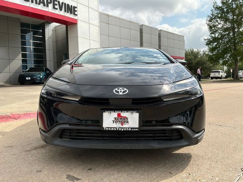 Used 2025 Toyota Prius LE image 3