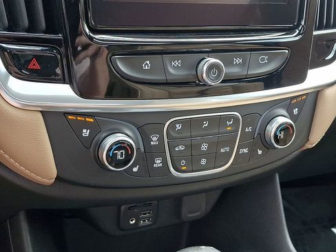 Certified 2022 Chevrolet Traverse Premier FWD image 17