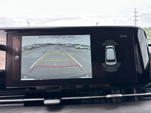 Used 2024 Kia Carnival EX FWD image 23