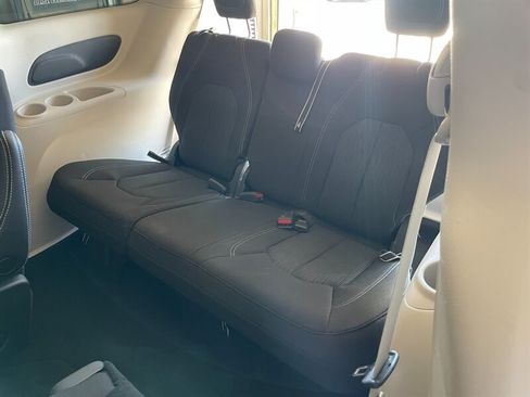 Used 2022 Chrysler Voyager LX FWD image 18