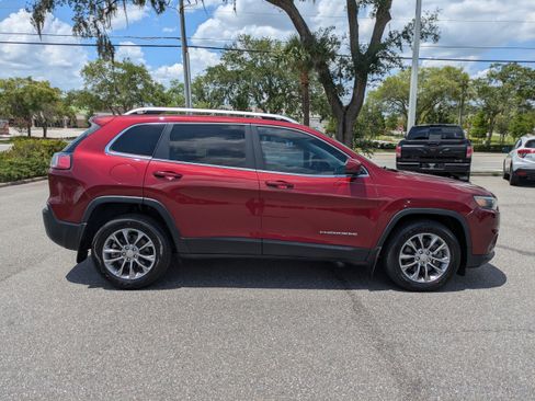 Used 2019 Jeep Cherokee Latitude Plus FWD image 3