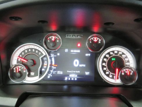 Used 2019 RAM 1500 Classic SLT w/ Luxury Group image 16