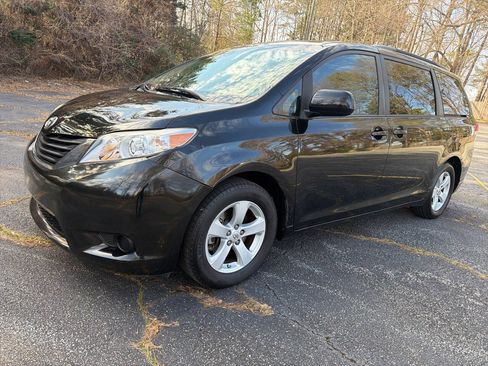 Used 2011 Toyota Sienna LE FWD image 2
