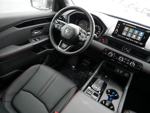 Certified 2025 Honda Pilot TrailSport image 9