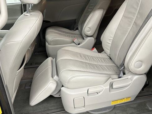 Used 2014 Toyota Sienna XLE image 25