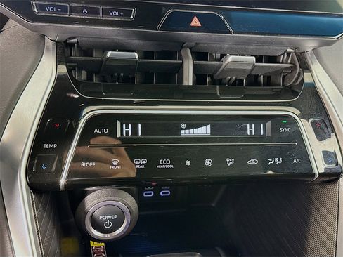 Used 2023 Toyota Venza XLE image 17