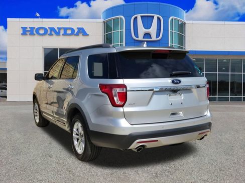 Used 2017 Ford Explorer XLT FWD image 4