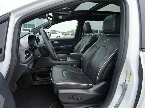 Used 2025 Chrysler Pacifica Limited FWD image 17