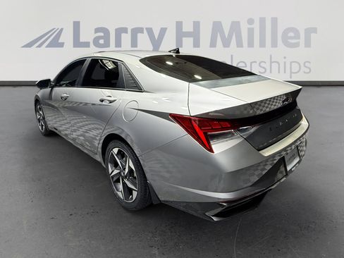 Used 2022 Hyundai Elantra SEL w/ Convenience + Premium Package FWD image 3