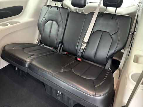 Used 2023 Chrysler Pacifica Touring-L image 32
