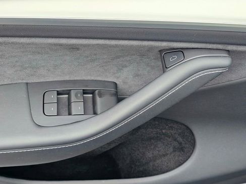 Used 2025 Tesla Model Y Long Range image 22