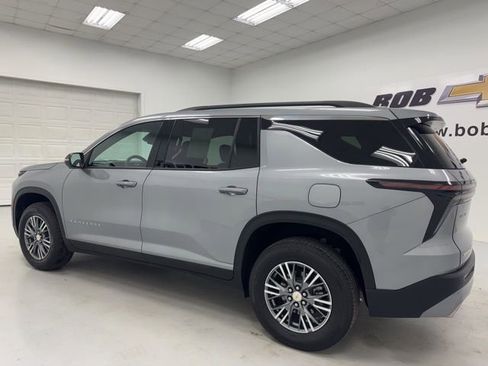 Used 2025 Chevrolet Traverse LT image 7