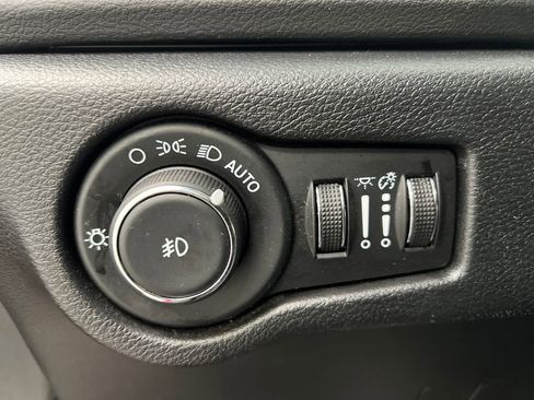 Used 2025 Chrysler Pacifica Select FWD image 53