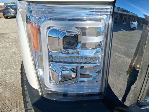 Used 2012 Ford F250 Lariat w/ Lariat Interior Pkg image 46