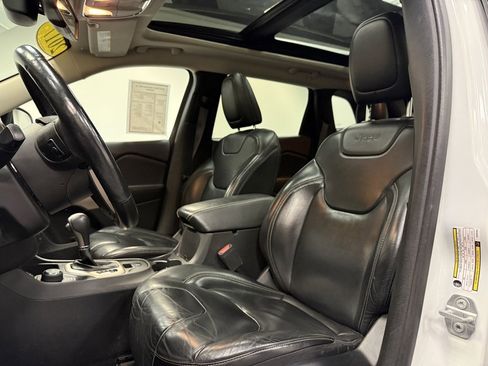 Used 2017 Jeep Cherokee Limited image 23