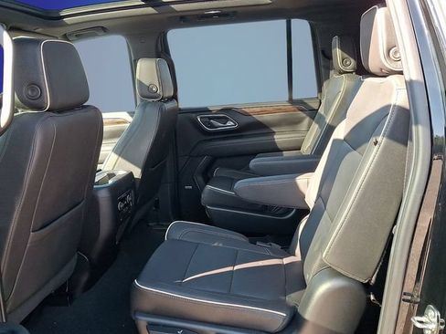 Used 2023 Chevrolet Suburban Premier AWD/4WD image 7
