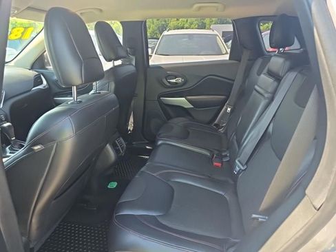 Used 2018 Jeep Cherokee Trailhawk w/ Comfort/Convenience Group AWD/4WD image 7