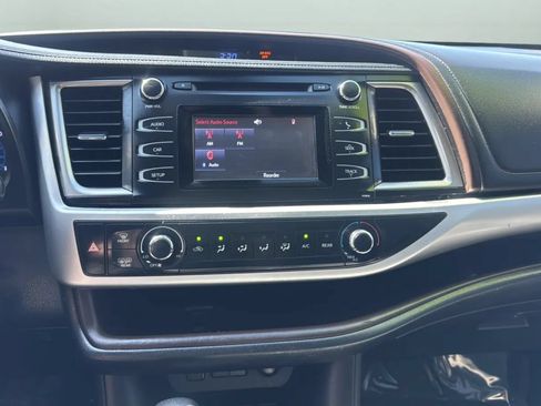 Used 2019 Toyota Highlander LE FWD image 14