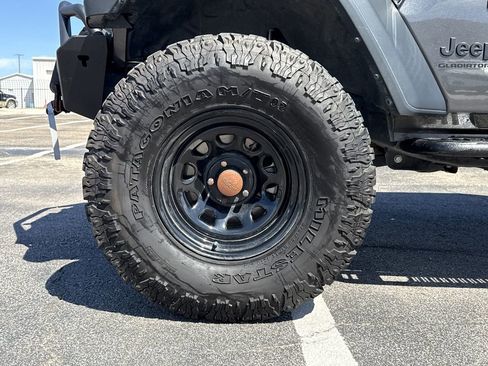 Used 2023 Jeep Gladiator Sport w/ Off Road Group image 9