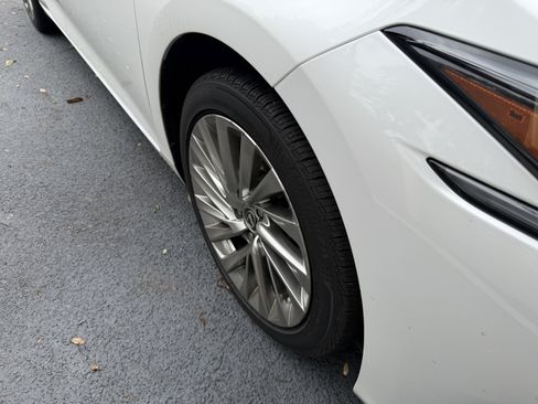 Used 2019 Lexus ES 350 Ultra Luxury w/ Accessory Package 2 FWD image 11