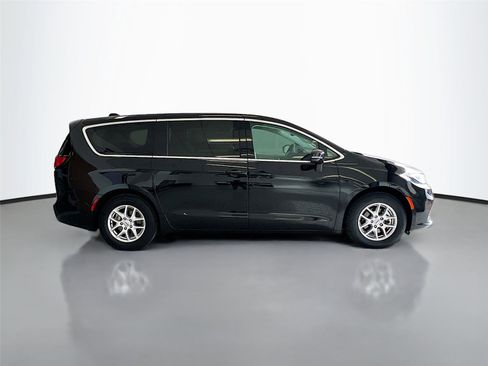 Used 2024 Chrysler Pacifica Touring-L image 16
