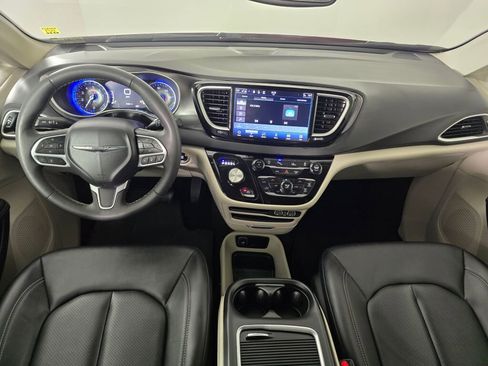 Used 2024 Chrysler Pacifica Touring-L image 25
