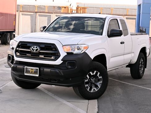 Used 2017 Toyota Tacoma SR AWD/4WD image 3