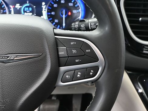 Used 2022 Chrysler Pacifica Touring-L FWD image 29