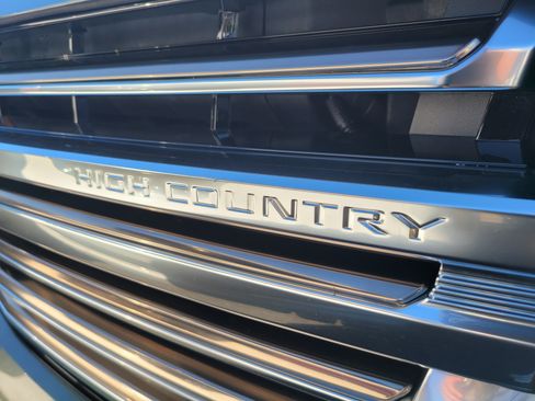Used 2024 Chevrolet Suburban High Country AWD/4WD image 3